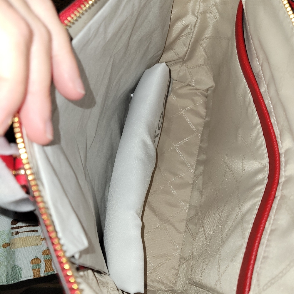Michael Kors Jet Set Tote Red - Perfect for Christmas! - Picture 7 of 12